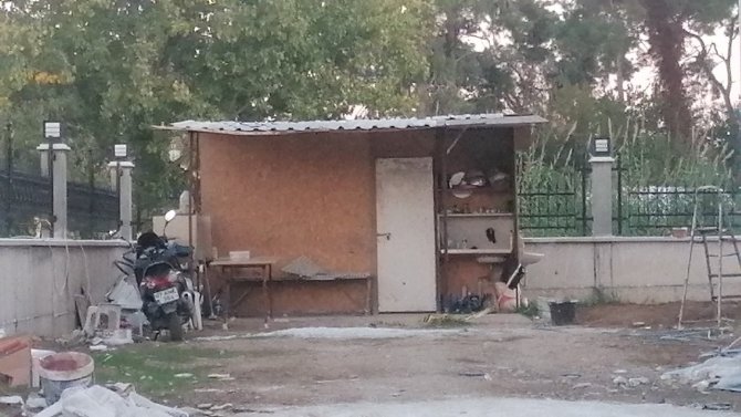 Bankta Alkolden Sızdığı Sanılan Adam Akşam Ölü Bulundu