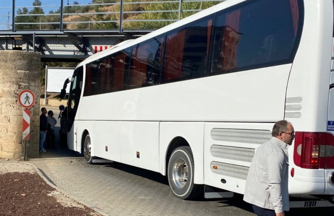 Ak Parti’li Kafileyi Taşıyan Otobüs Alt Geçide Sıkıştı