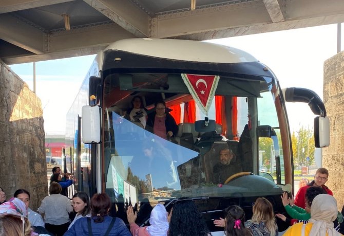 Ak Parti’li Kafileyi Taşıyan Otobüs Alt Geçide Sıkıştı