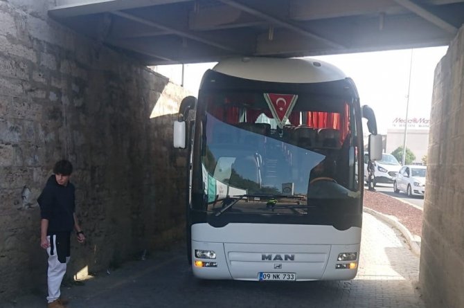 Ak Parti’li Kafileyi Taşıyan Otobüs Alt Geçide Sıkıştı