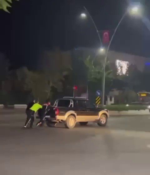 Yolda Kalan Aracın İmdadına Polis Ekipleri Yetişti