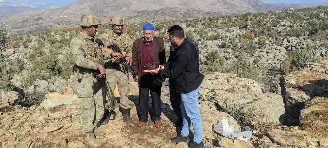Şehit Babalarından 12 Kasım Uzman Çavuşlar Günü’nde Uzman Çavuşlara Pastalı Kutlama