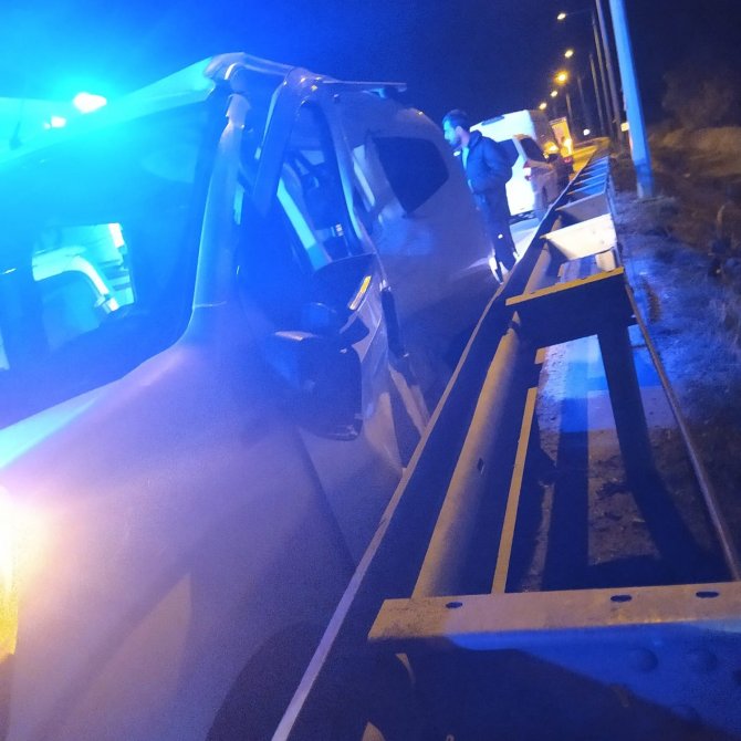 Bitlis’te Yolcu Otobüsüne Otomobil Arkadan Çarptı: 3 Yaralı
