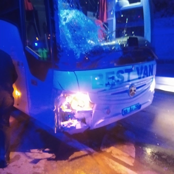 Bitlis’te Yolcu Otobüsüne Otomobil Arkadan Çarptı: 3 Yaralı