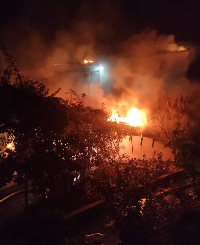 Alevlerin Sardığı Evin Çatısı Kullanılamaz Hale Geldi