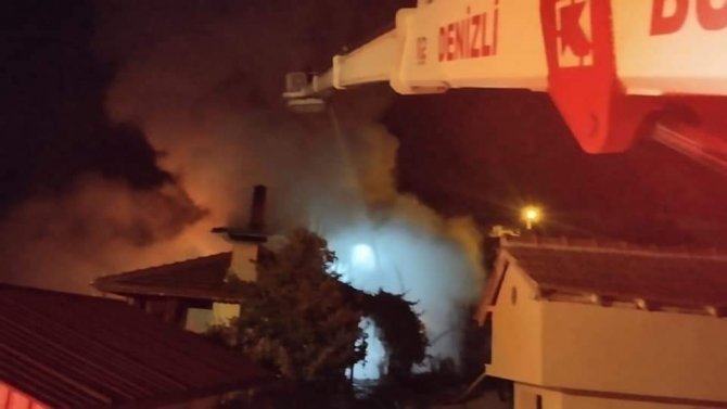 Alevlerin Sardığı Evin Çatısı Kullanılamaz Hale Geldi
