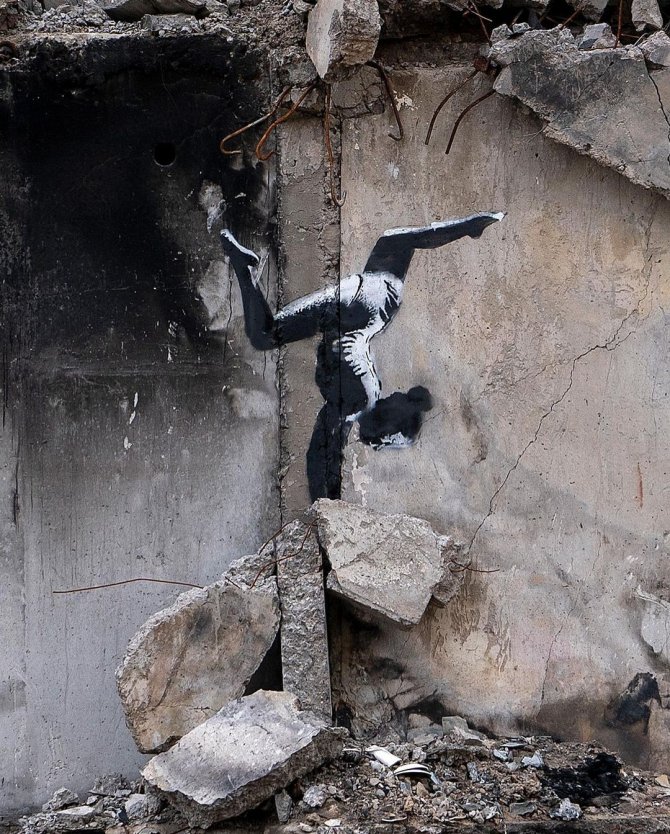Banksy’den Ukrayna’da Yıkılan Binanın Enkazına Anlamlı Dokunuş