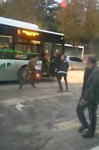 Otobüs 5 Metre İleride İndirdi Diye Kavga Çıkarttı