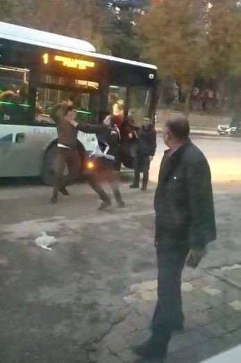 Otobüs 5 Metre İleride İndirdi Diye Kavga Çıkarttı