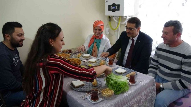 Bakan Dönmez Doğal Gaza Kavuşan Ailenin Sevincine Ortak Oldu