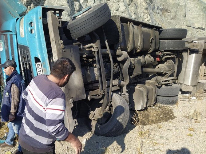 Tercan’da Tırın Devrilmesi Sonucu 1’i Çocuk 3 Kişi Yaralandı