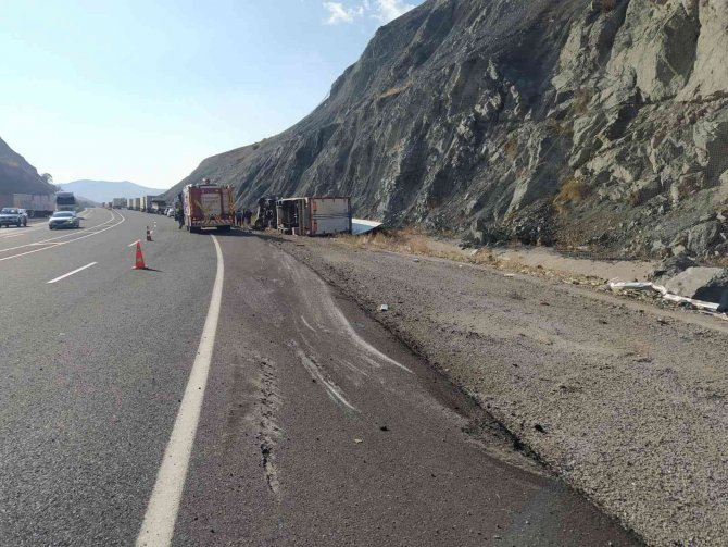 Tercan’da Tırın Devrilmesi Sonucu 1’i Çocuk 3 Kişi Yaralandı