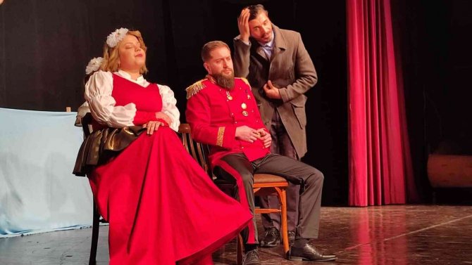 Gölcük’te Tiyatroya Yoğun İlgi