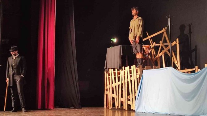 Gölcük’te Tiyatroya Yoğun İlgi