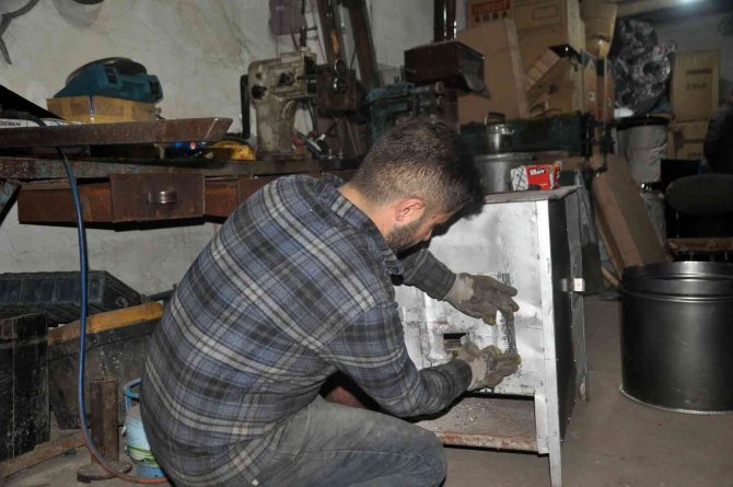 Yüksekovalı Üç Kardeş 25 Yıldır Baba Mesleğini Sürdürüyor