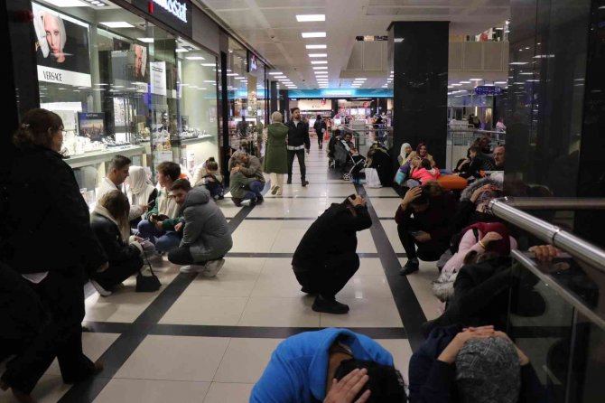 Telefonlara Uyarı Geldi, Vatandaşlar ‘Çök-kapan-tutun’ Yaptı