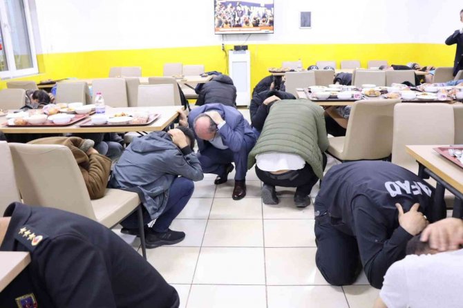 Vali Karadeniz Öğrencilerle Birlikte Tatbikata Katıldı