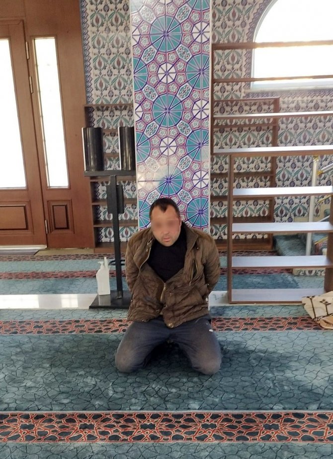 Camiye İçki Şişesiyle Girdi, Sigara İçti, Kur’an-ı Kerim’e Tekme Attı