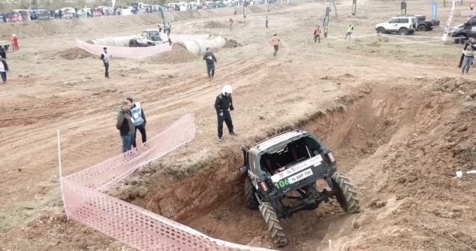 Dev Arazi Araçlarının Engellerde Yaşadığı Zor Anlar Kamerada
