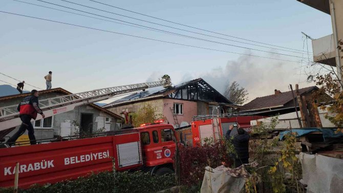 Çatı Yangını Mahalleliye Korku Dolu Anlar Yaşattı