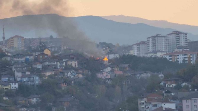 Çatı Yangını Mahalleliye Korku Dolu Anlar Yaşattı