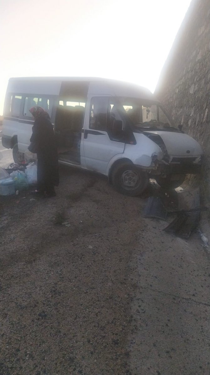 Buzlu Yolda Kontrolden Çıkan Minibüs Duvara Çarptı: 2 Yaralı