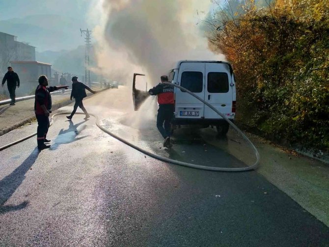 Seyir Halindeyken Alev Alan Minibüs Yandı