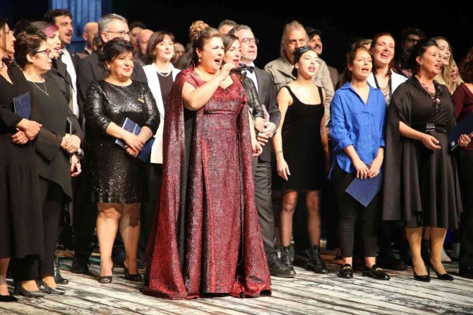 Kocaeli Şehir Tiyatroları 25. Yılını Kutladı