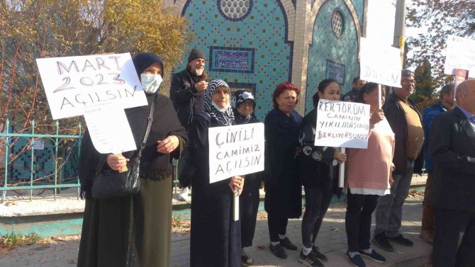Kütahyalılar Zemininde Kayma Yaşanan Çinili Camii’nin İbadete Açılmasını İstiyor
