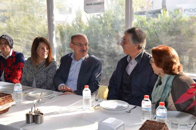 Vali Karadeniz Ve Eşi Zehra Karadeniz Eğitime Katkı Derneği Üyeleriyle Buluştu