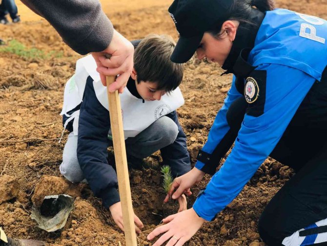 Milli Ağaçlandırma Günü’nde Öğrenciler Fidanları Toprakla Buluşturdu