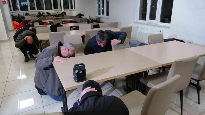 Muş’ta “Çök-kapan-tutun” Tatbikatı Gerçekleştirildi