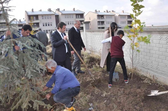 Bulanık’ta, Fidanlar Toprakla Buluştu
