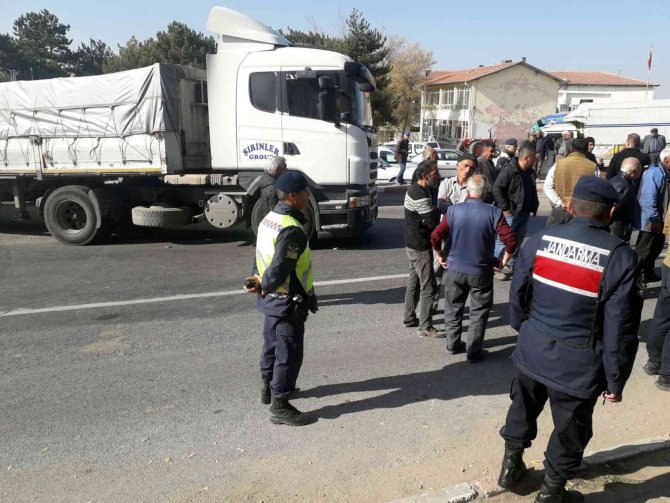 Çiftçiler Karayolunu Trafiğe Kapattı