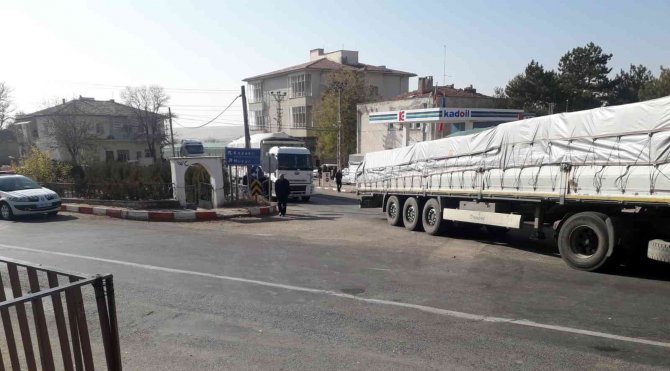 Çiftçiler Karayolunu Trafiğe Kapattı