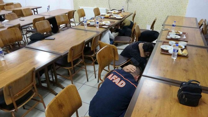 Osmaniye’de Öğrenciler Deprem Tatbikatına Akşam Yemeğinde Yakalandı