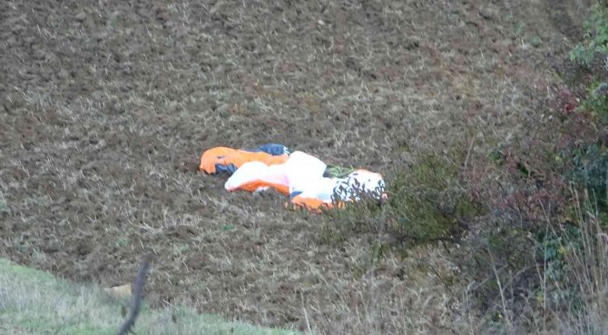 Paraşütte Asılı Kalan Asistan Düşerek Öldü