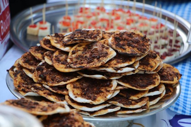 Şanlıurfa’da İsot İle Yapılan 63 Çeşit Yemek Yüzlerce Kişiye Dağıtıldı