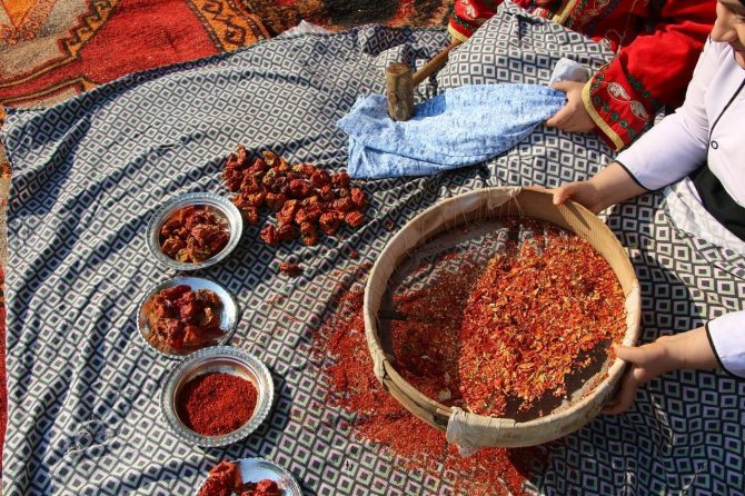 Şanlıurfa’da İsot İle Yapılan 63 Çeşit Yemek Yüzlerce Kişiye Dağıtıldı