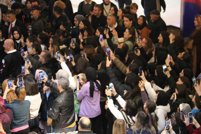 İ̇va Park Avm’ İmza Kuyruğu, Onu Gören Telefonuna Sarıldı