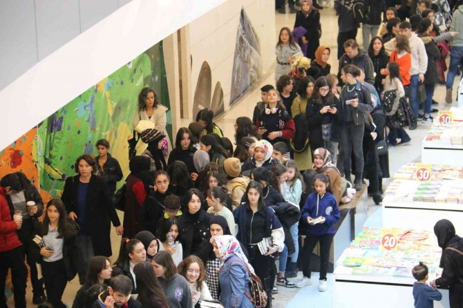 İ̇va Park Avm’ İmza Kuyruğu, Onu Gören Telefonuna Sarıldı