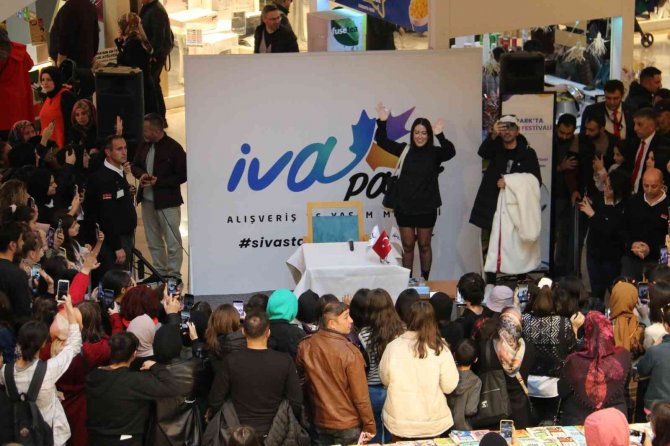 İ̇va Park Avm’ İmza Kuyruğu, Onu Gören Telefonuna Sarıldı