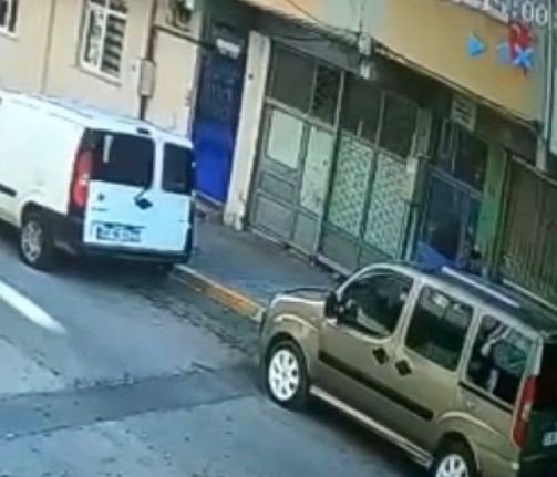 Sultanbeyli’de Otomobilden Cep Telefonu Hırsızlığı Kamerada
