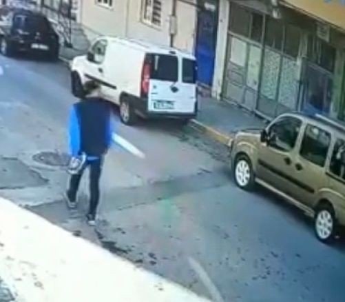 Sultanbeyli’de Otomobilden Cep Telefonu Hırsızlığı Kamerada