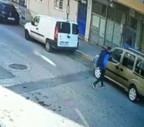 Sultanbeyli’de Otomobilden Cep Telefonu Hırsızlığı Kamerada