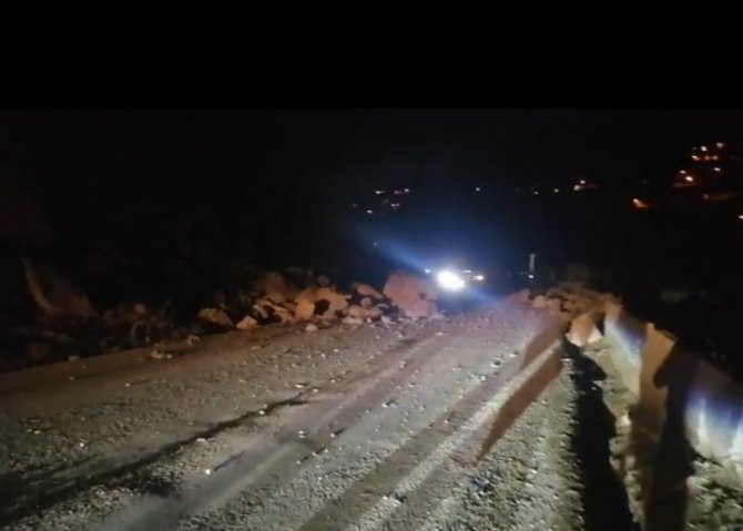 Trabzon-gümüşhane Karayoluna Düşen Taş Ve Kayalar Ulaşımı Aksattı