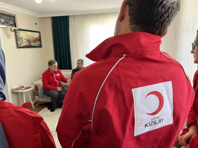 Kızılay Evlerde Eşya Sabitledi
