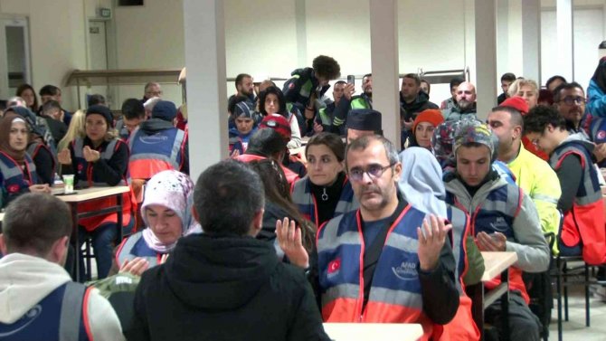 Afad Görevlileri “Çök-kapan-tutun” Tatbikatına Katıldı