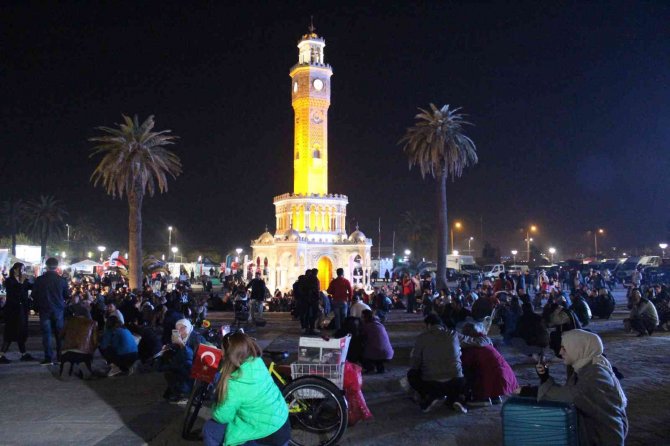 İ̇zmir, 18.57’de "Çök-kapan-tutun" Yaptı
