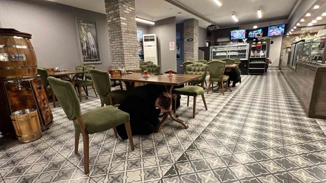 Yemek Yerken, Çök Kapan Tutun Tatbikatına Katıldılar
